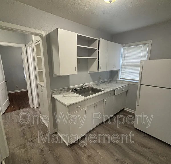 1729 E Looman St — Photo 2
