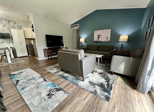 1st image of 7647 Woodview Dr