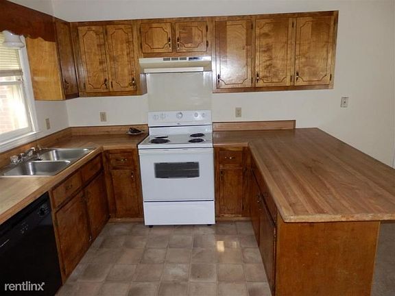 113 Windsor Ct. kitchen 3rd ange