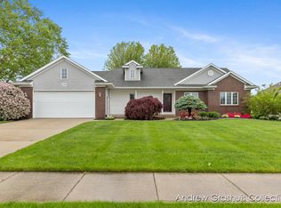 8299 Golfside Dr, Jenison, MI 49428