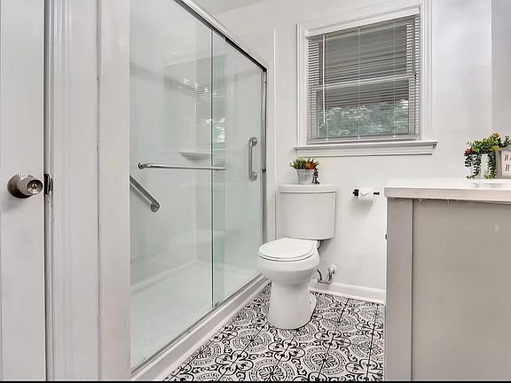 5th image of 110 Knox St