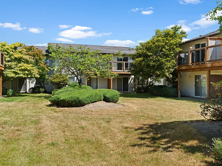 Peaceful landscaped courtyard and private outdoor spaces at Palisades Apartments in Tacoma.
