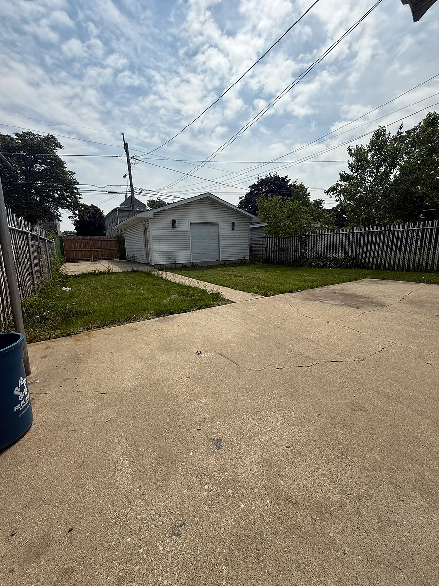 Building Photo - 637 S 14th Ave #2