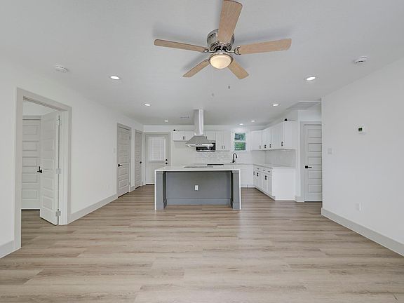 4th image of 4419 Botany Ln
