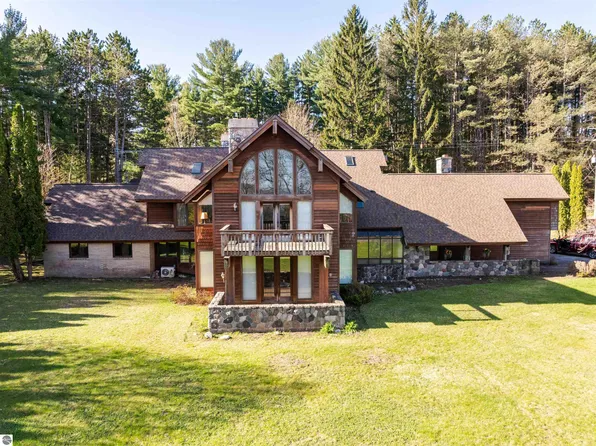 9037 Maidens Rd, Bear Lake, MI 49614