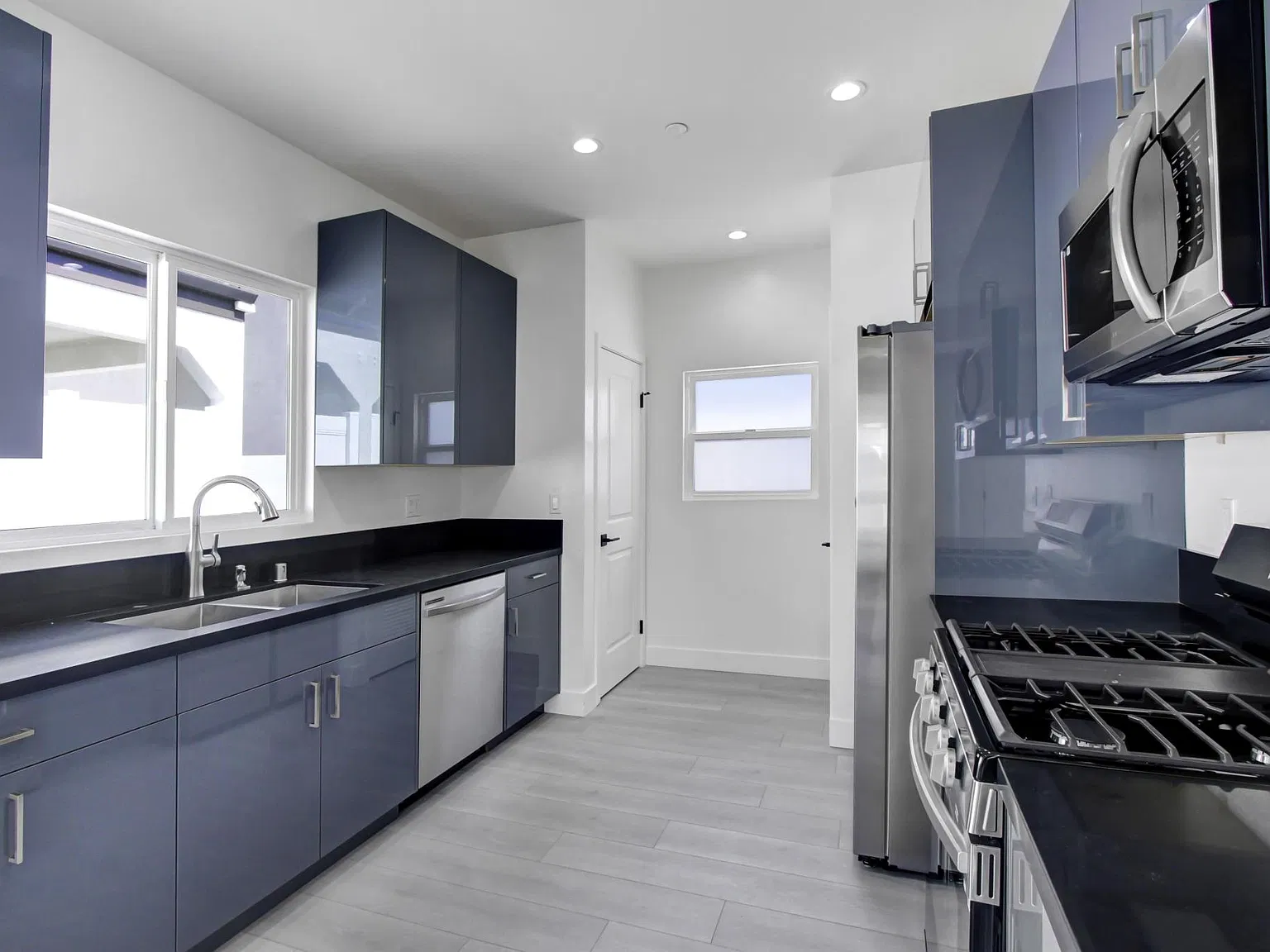 2 bed, 1200 sqft, $4,200 — Photo 3