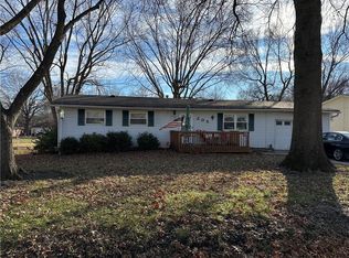 205 SW 20th St, Oak Grove, MO 64075