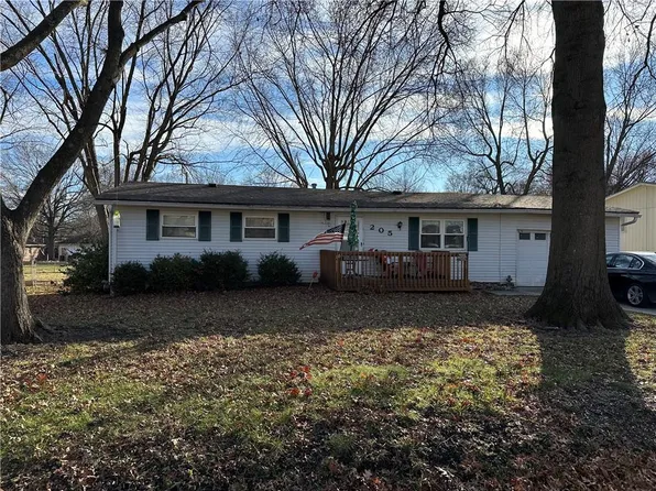 205 SW 20th St, Oak Grove, MO 64075