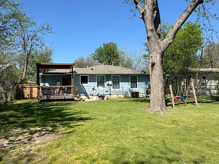 1007 Emery St — Photo 4