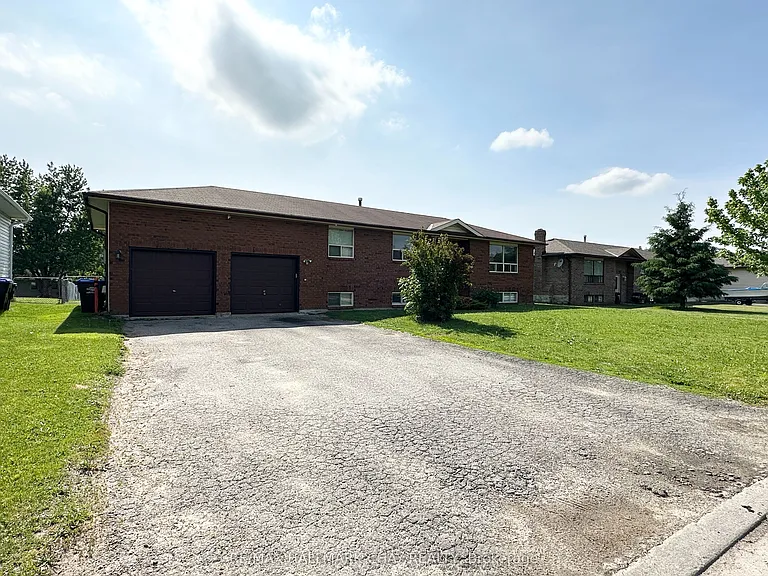 2047 Chantler St — Photo 2