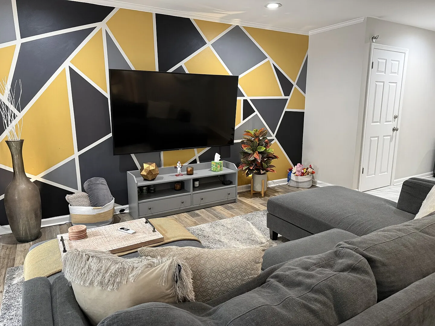Modern 3 Bedroom Townhome — Photo 2