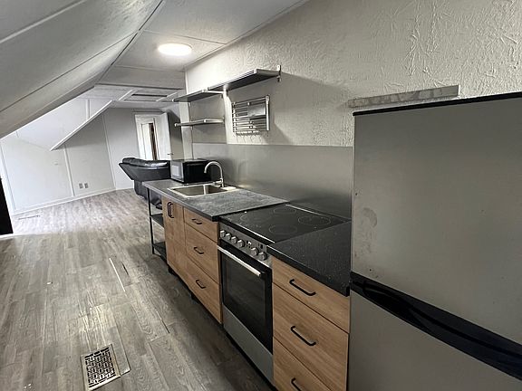3rd image of 203 E Virginia St
