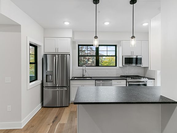 5th image of 826 Fairview Ave #2
