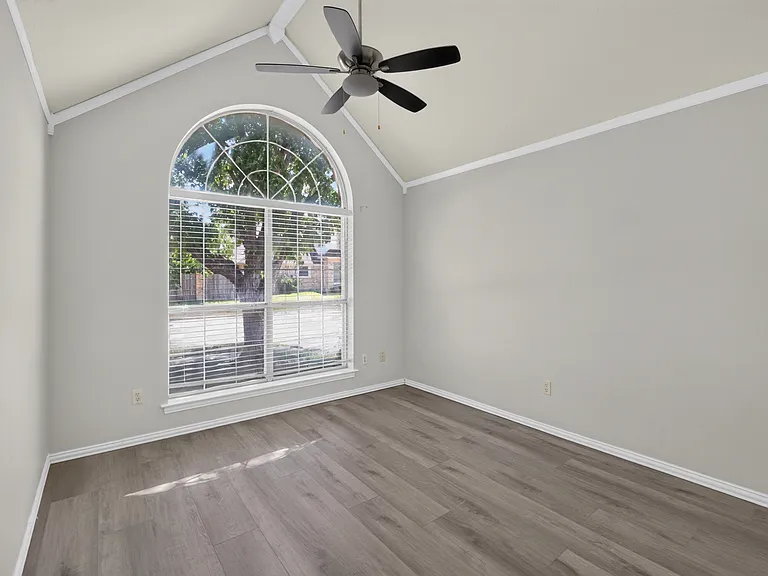 1037 McCoy Dr — Photo 15