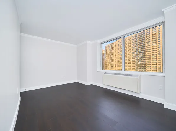 160 Riverside Boulevard image 11 of 14