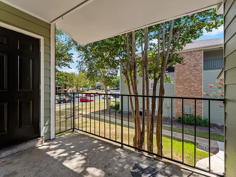 Linden (Renovated) - 2 Bed / 2 Bath - 1,100 Sq.Ft.