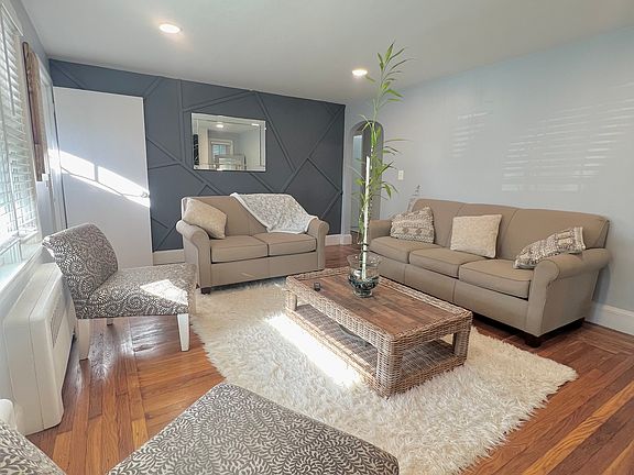 4th image of 81 Oakwood Ave
