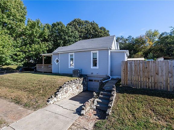 4th image of 2702 Patee St