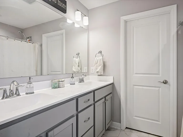 Double vanity in the ensuite bath