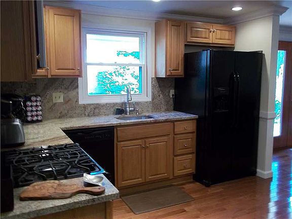 4th image of 12 Heritage Ln