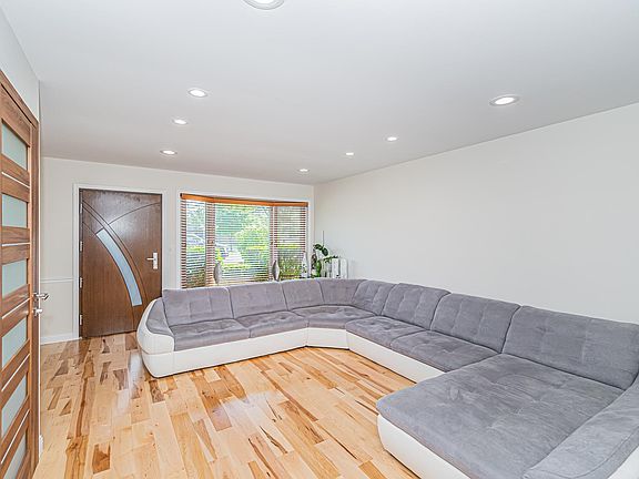 4th image of 320 W Maude Ave