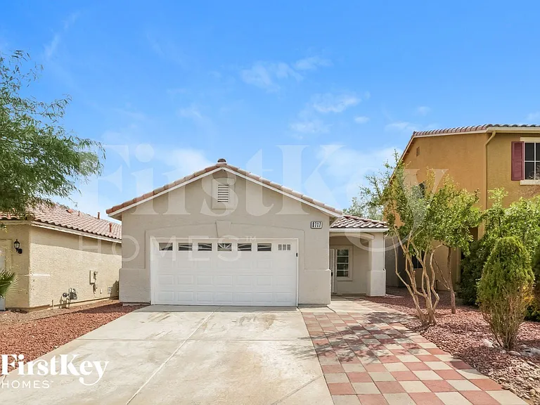 8717 W Rochelle Ave — Photo 1
