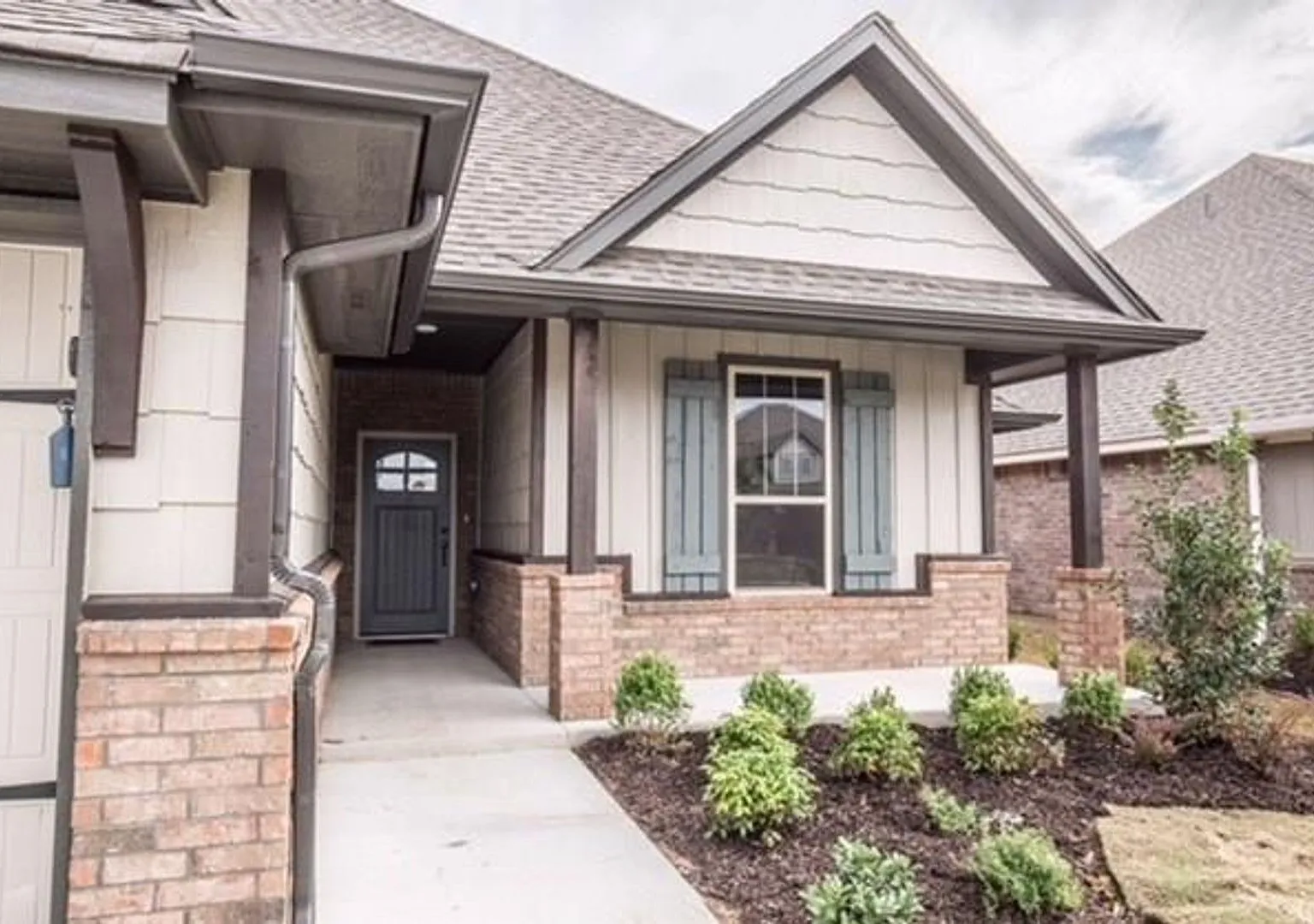 4 Bedroom 3 Bathroom Home With Upstairs Bonus Room in Mustang Schools — Photo 3