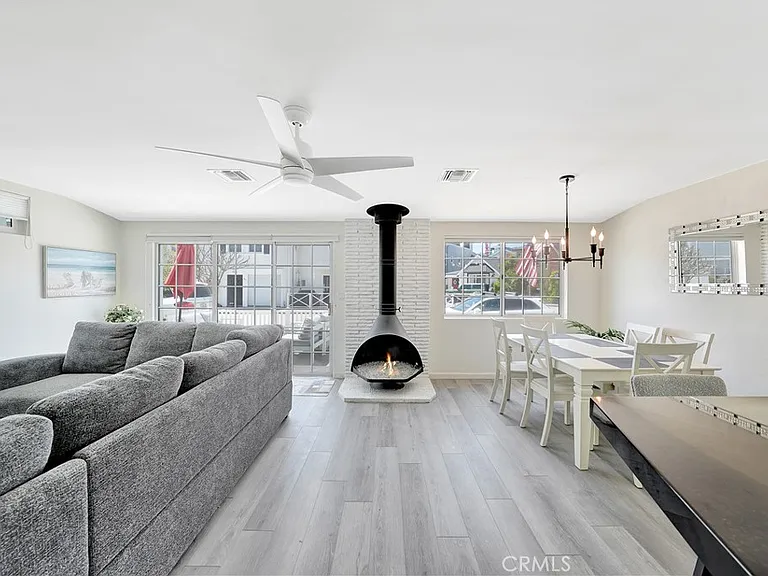 216 Collins Ave — Photo 3