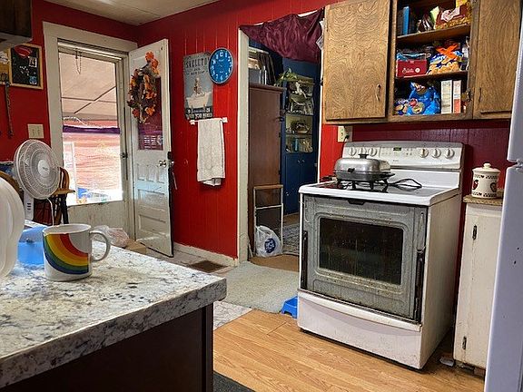 2nd image of 445 Diamond St