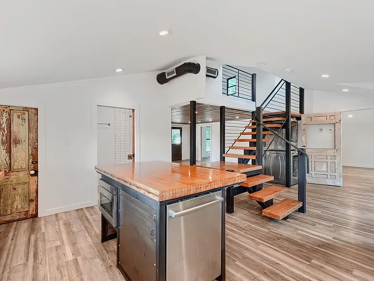 1321 W San Antonio St — Photo 6