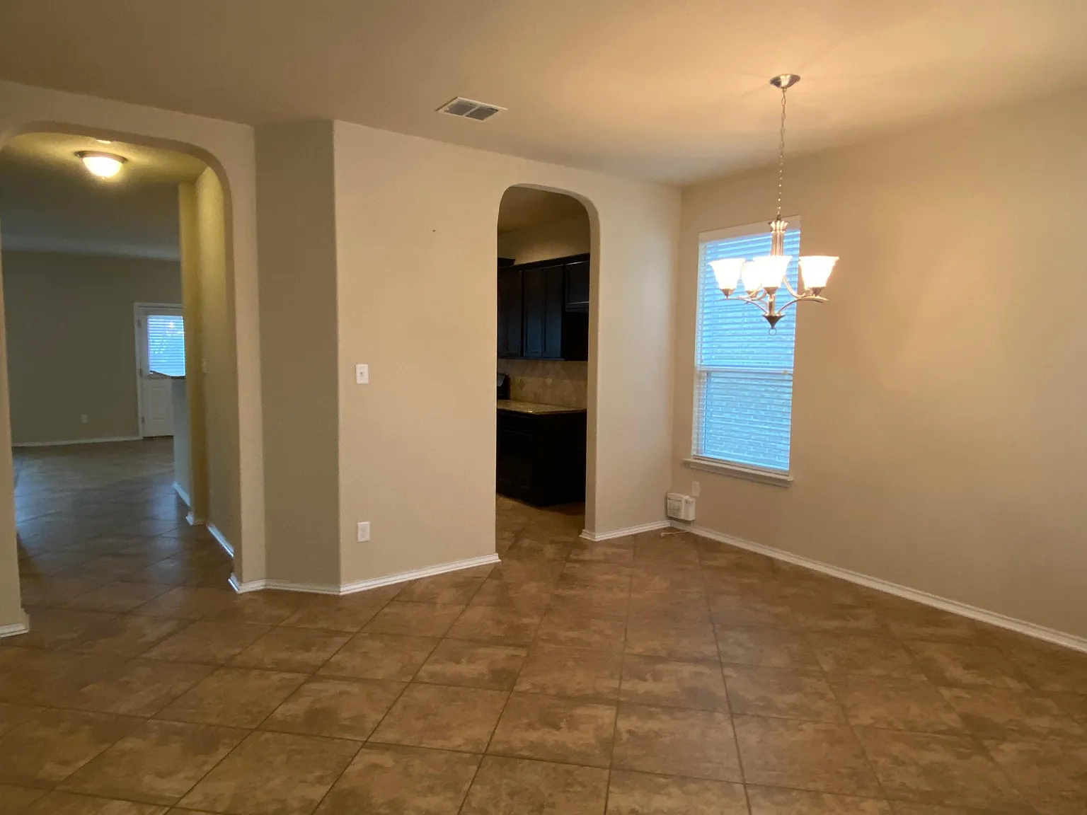 4 bed, 2.5 bath, 2710 sqft, $2,100 — Photo 2