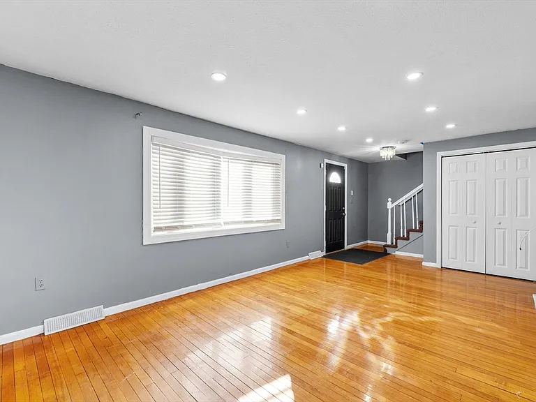223 Warren St #223 — Photo 4