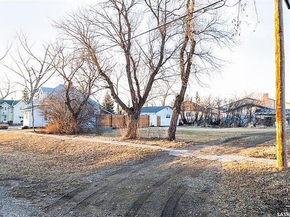 2nd image of 203 Saskatchewan AVENUE