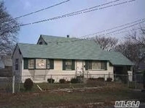 15 E Walnut St, Central Islip, NY 11722