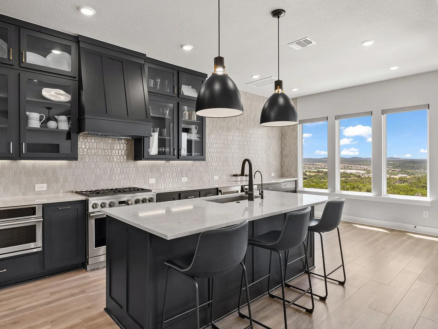 3 bed, 2.5 bath, 1840 sqft, $4,000 — Photo 3