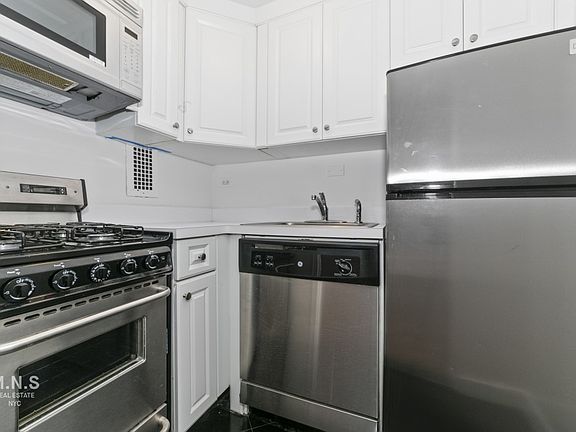3rd image of 65 W 55th St APT 12C