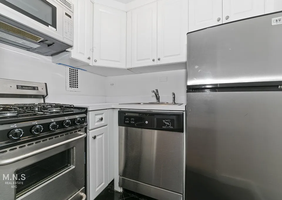 65 W 55th St #9D