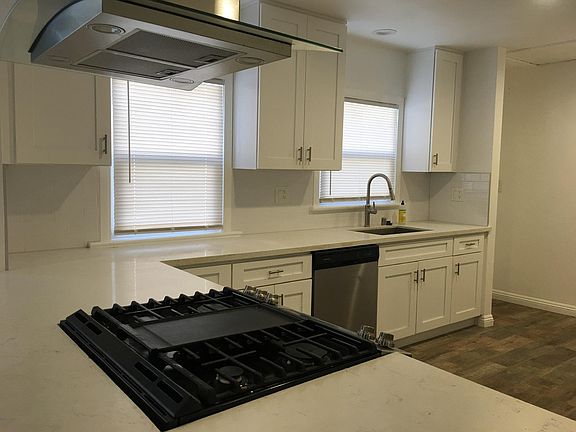 Beautiful large kitchen featuring Gas range/stovetop.