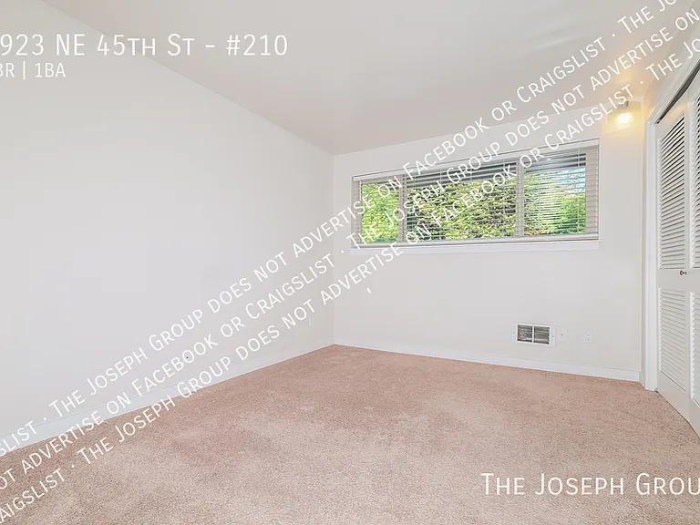 Laurelhurst — Photo 27