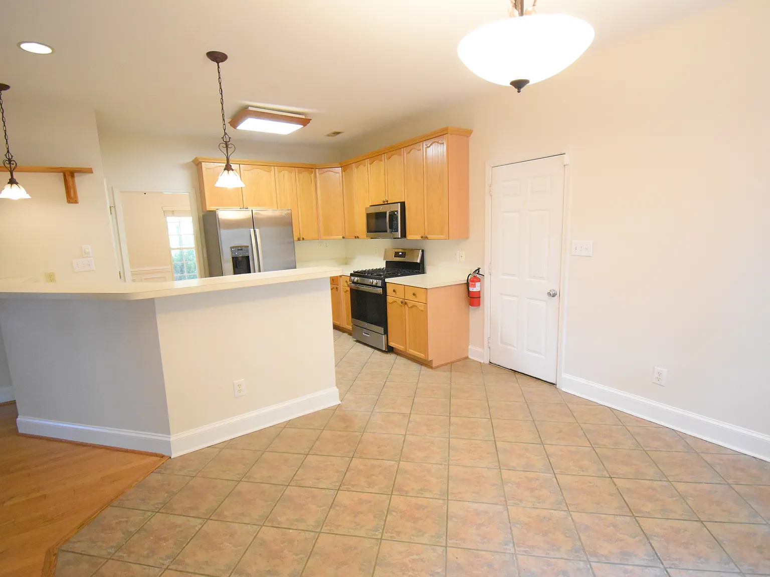 3 bed, 2.5 bath, 2132 sqft, $1,995 — Photo 3