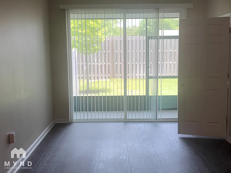 216 Stonegate Ave — Photo 4