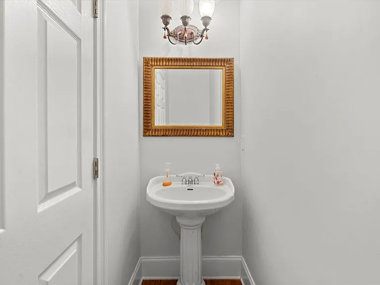 875 Wescott Ln — Photo 40