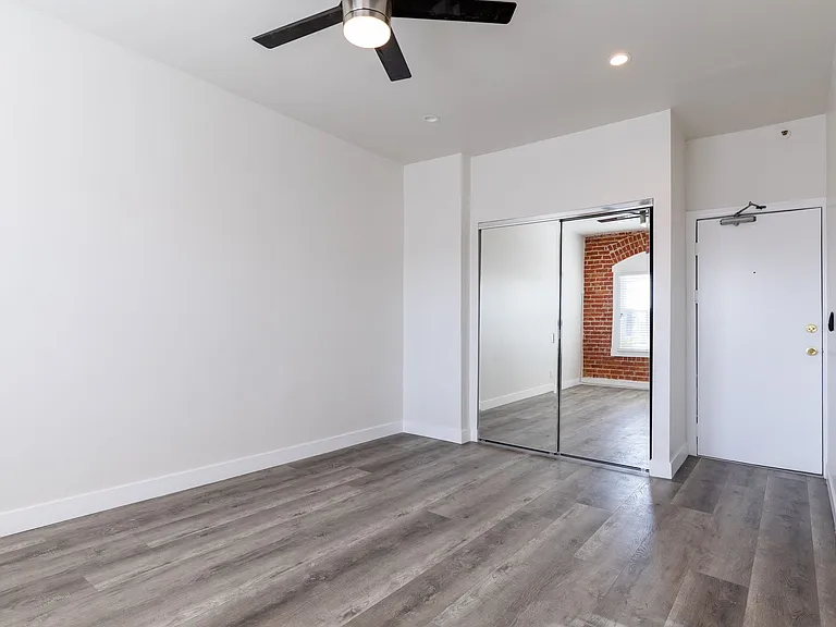 Cozy & Contemporary Studio in Koreatown — Photo 9