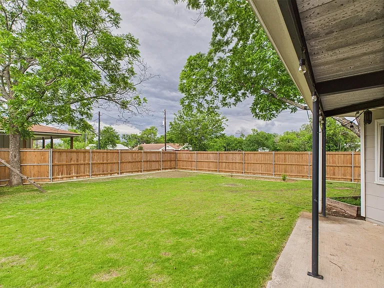 409 S Pear St — Photo 33