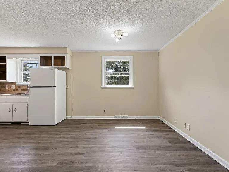 573 Waldorf Dr — Photo 7