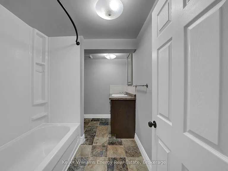 1137 Norman Cres #LOWER — Photo 18