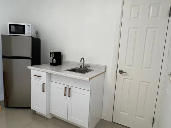 2470M NE 215th St, Miami, FL 33180