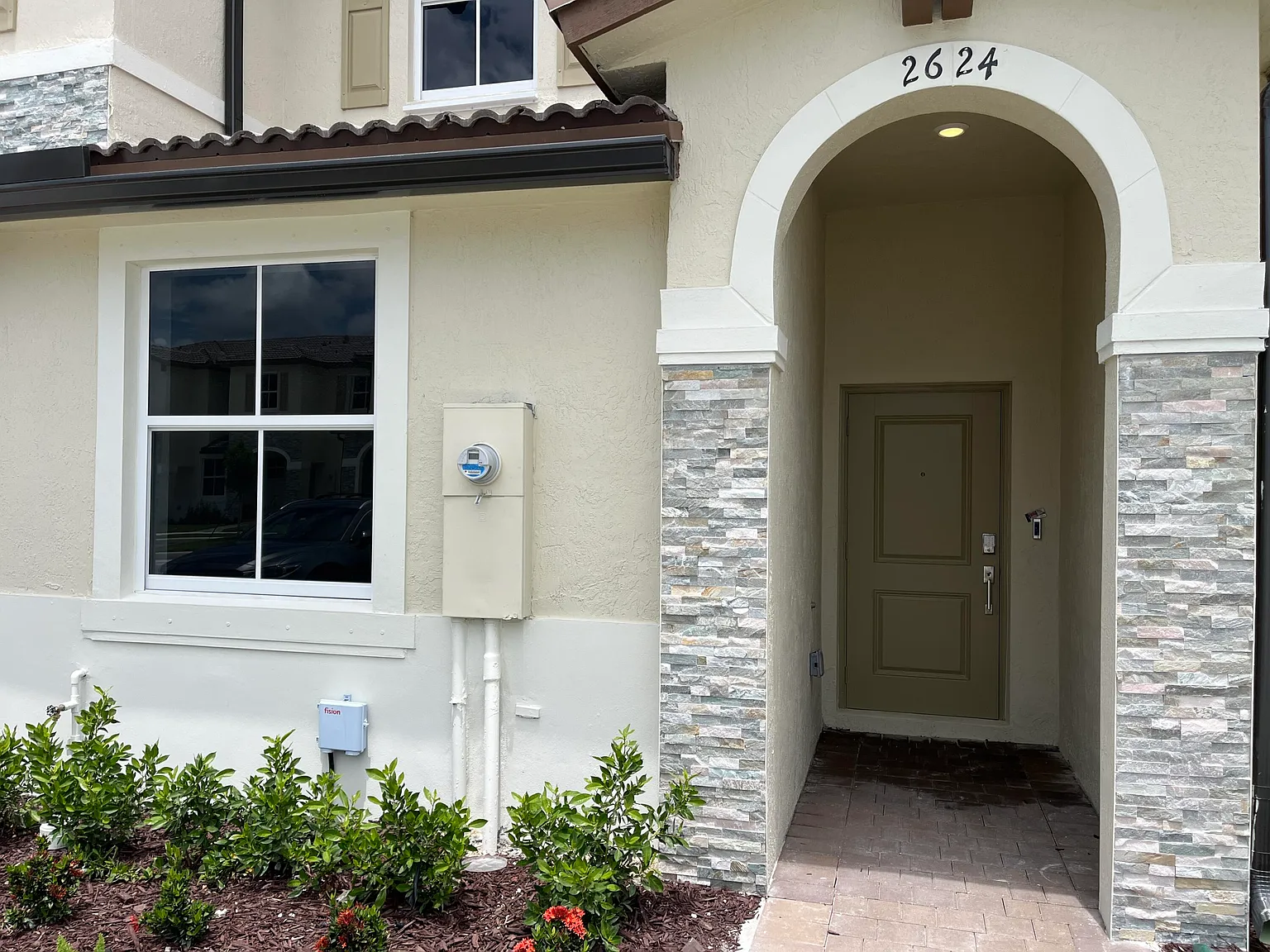 3 bed, 3.0 bath, 1328 sqft, $2,500 — Photo 2
