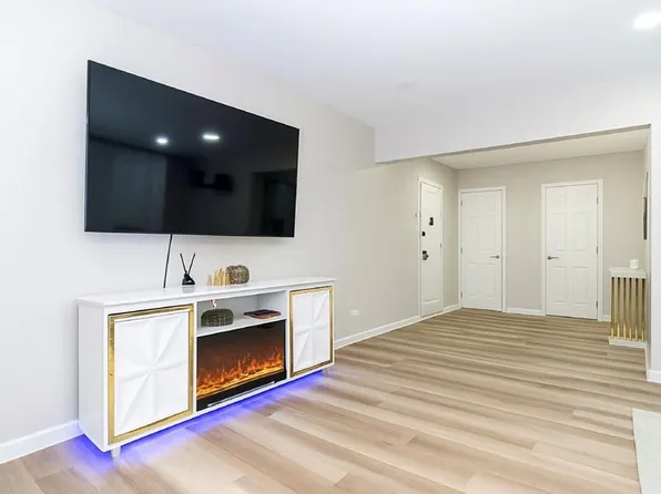 2531 East 7th Street image 2 of 16