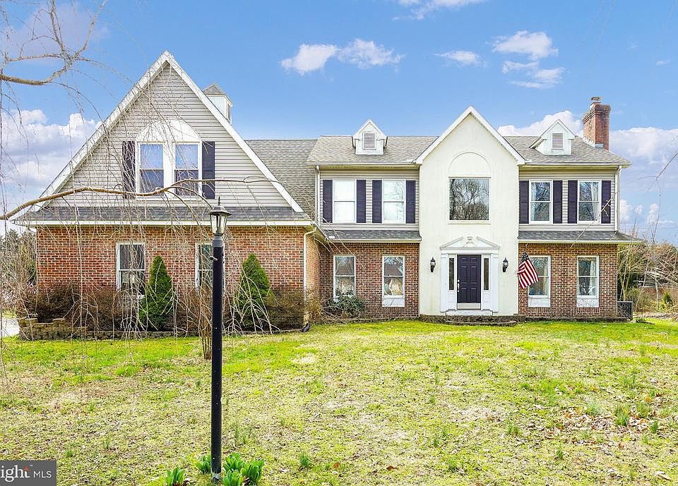 1st image of 402 Sharon Ct